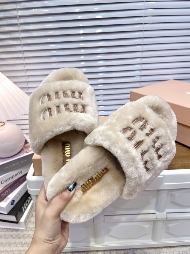 Miumiu P: Size：35-39 40定制不退换 秋冬新品毛毛拖 居家还是外穿都是百搭时髦单品，秋冬搭配袜子，太好看了吧 鞋面进口澳洲真羊毛内里垫脚羊毛